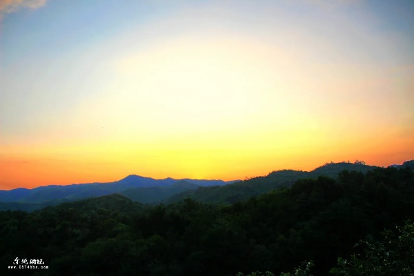 (夕阳落山时的景色描写过程)夕阳西下,照耀在落日山丘上的壮丽风景 (夕阳落山时的景色描写过程)夕阳西下,照耀在落日山丘上的壮丽风景