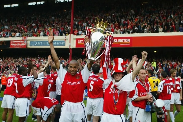 (阿森纳功勋)阿森纳战火英雄大阅兵:壮烈英雄归队,永载史册。