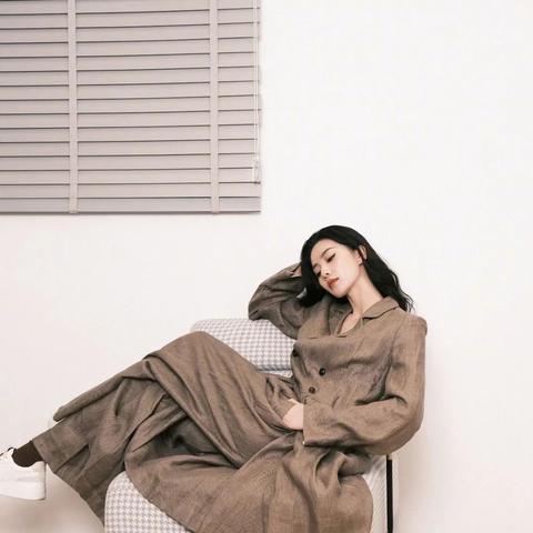 (猫为什么把爪子放人嘴上)小猫总是喜欢把软软的爪子放在主人温暖的嘴唇上