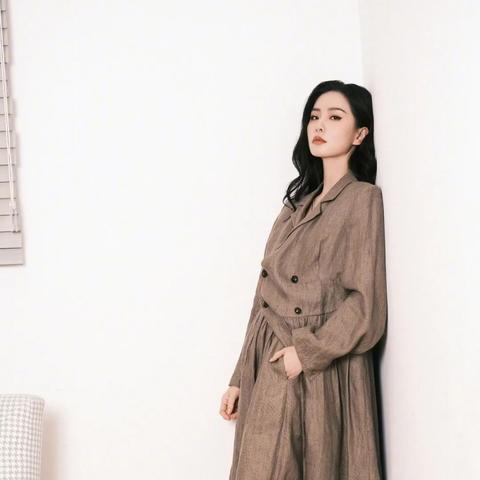 (猫为什么把爪子放人嘴上)小猫总是喜欢把软软的爪子放在主人温暖的嘴唇上