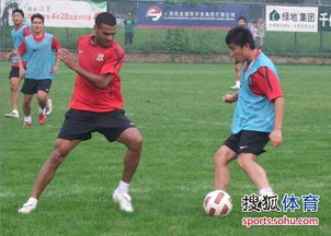 激烈对抗：单挑足球赛带你体验一对一的极致竞技乐趣与战术较量