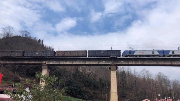 (火车为什么鸣笛三十秒)火车鸣笛三秒解析：为什么火车要在鸣笛三秒？