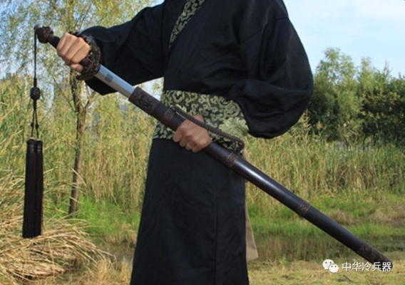 关于佩剑与仗剑的正确用法分析：究竟哪个词更符合古代文献的记载？