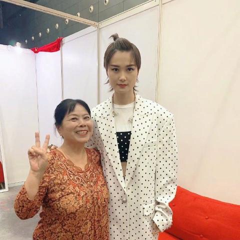 (凤凰黑洞有多大)凤凰座A黑洞和TON 618黑洞，谁的体积更为庞大?