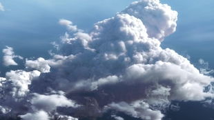 叠云长风的意思：随风飘逸的云层叠加，风吹长久，象征坚定不移的意志与力量