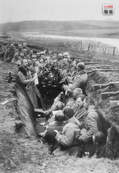 在子弹与炮火交织的战场上，士兵们如何在艰难环境下庆祝快乐圣诞