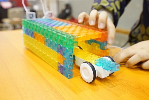 一二三年级手工机器人：学生动手体验，激发创意潜能，培养编程思维。