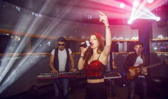 小小夜店歌曲：轻快节奏中流转的独特韵味，让夜晚更加迷人动听