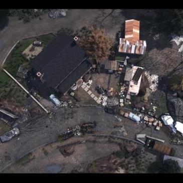 屋顶上隐藏的神秘狙击手：他们的存在让城市变得更加危险和神秘。