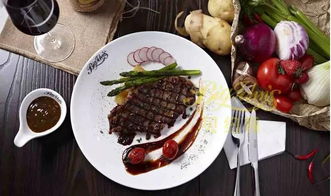 (西餐牛排的搭配)西餐牛排配菜大盘推荐，从简单到复杂，这些搭配你尝试过吗？