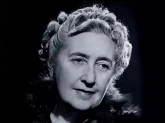 (阿加莎女巫的母亲)探秘女巫阿加莎的神秘世界：她的法术、传说与不可思议的力量