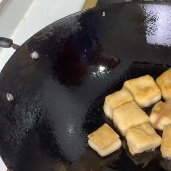 以弹性与力量展现几何变换：探究一个球弹来弹去打方块的物理特性与运动规律