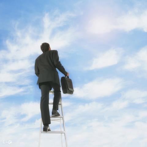 (《新二战之鹰击长空》)新二战之鹰击长空：重回历史舞台，探寻未来的挑战与机遇