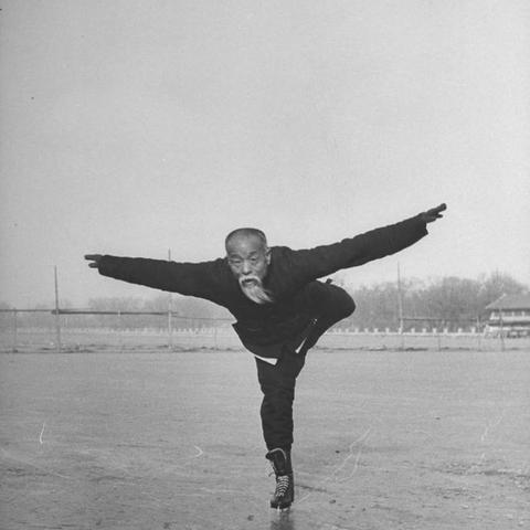 (滑冰场收费)因交付不满5年的滑冰馆塌了，谁该承担责任？