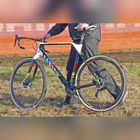 (指尖战车最新版本下载)指尖战车安卓版：在战场上驾驶，尽展车手之灵活与技巧