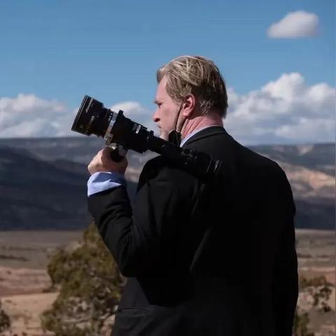 探索克里斯托弗·诺兰的《记忆碎片》：时间、记忆与叙事结构的精妙交织