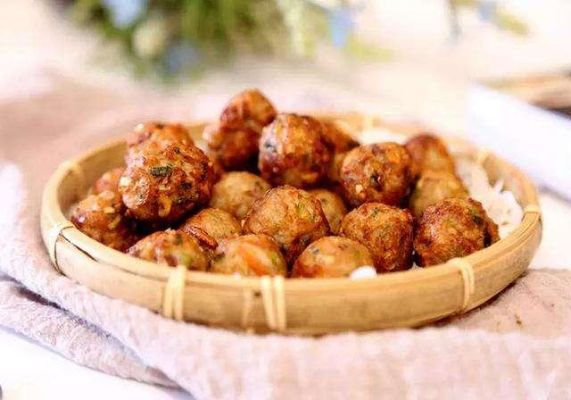 学会用简单食材做脆皮藕丸子，轻松掌握美味做法，让你成为厨艺达人！