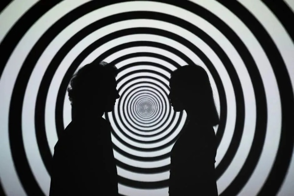 详解精神疾病中幻觉的产生：识别、分类及影响，理解幻觉症状是什么以及如何应对